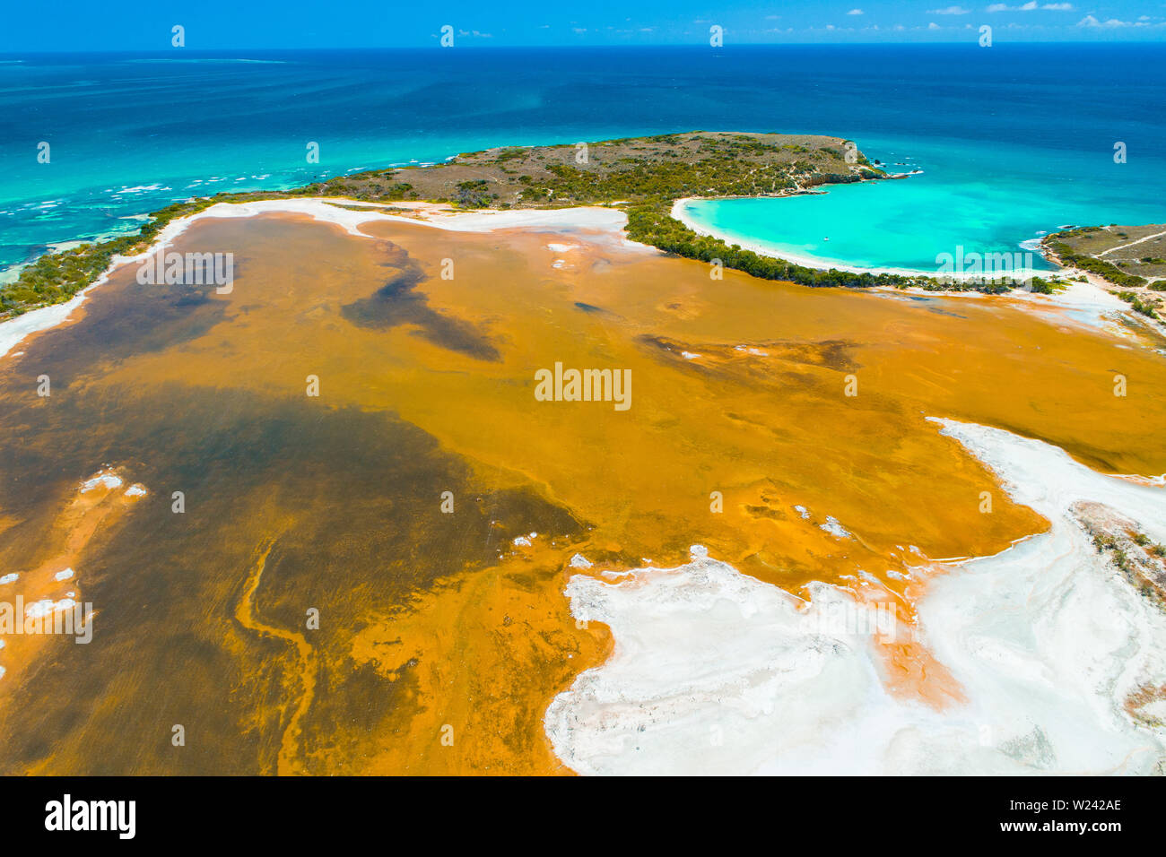 Vue aérienne de Puerto Rico. Faro Los Morrillos de Cabo Rojo. Playa Sucia beach et lacs de sel à Punta Jaguey. Banque D'Images Vue aérienne de Puerto Rico. Faro Los Morrillos de Cabo Rojo. Playa Sucia beach et lacs de sel à Punta Jaguey. Banque D'Images