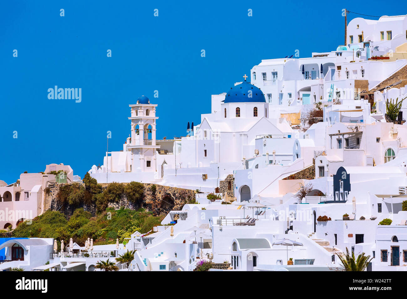 L'île de Santorin, Grèce, maisons blanches village vue panoramique avec blue dome et clocher de l'église Banque D'Images