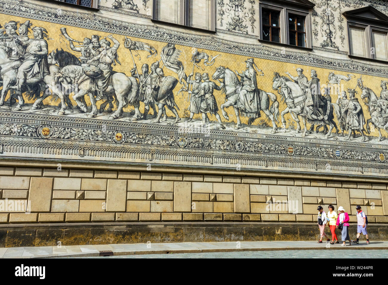 Les touristes asiatiques passant au-dessous Fürstenzug, Procession des Princes sur le mur, la vieille ville de Dresde Altstadt Augustusstrasse Allemagne Banque D'Images