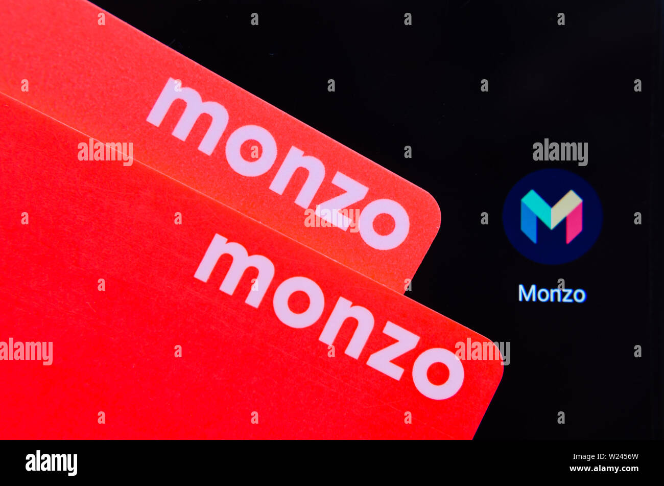 Deux cartes bancaires Monzo sur haut de smartphone. Macro photo. Banque D'Images