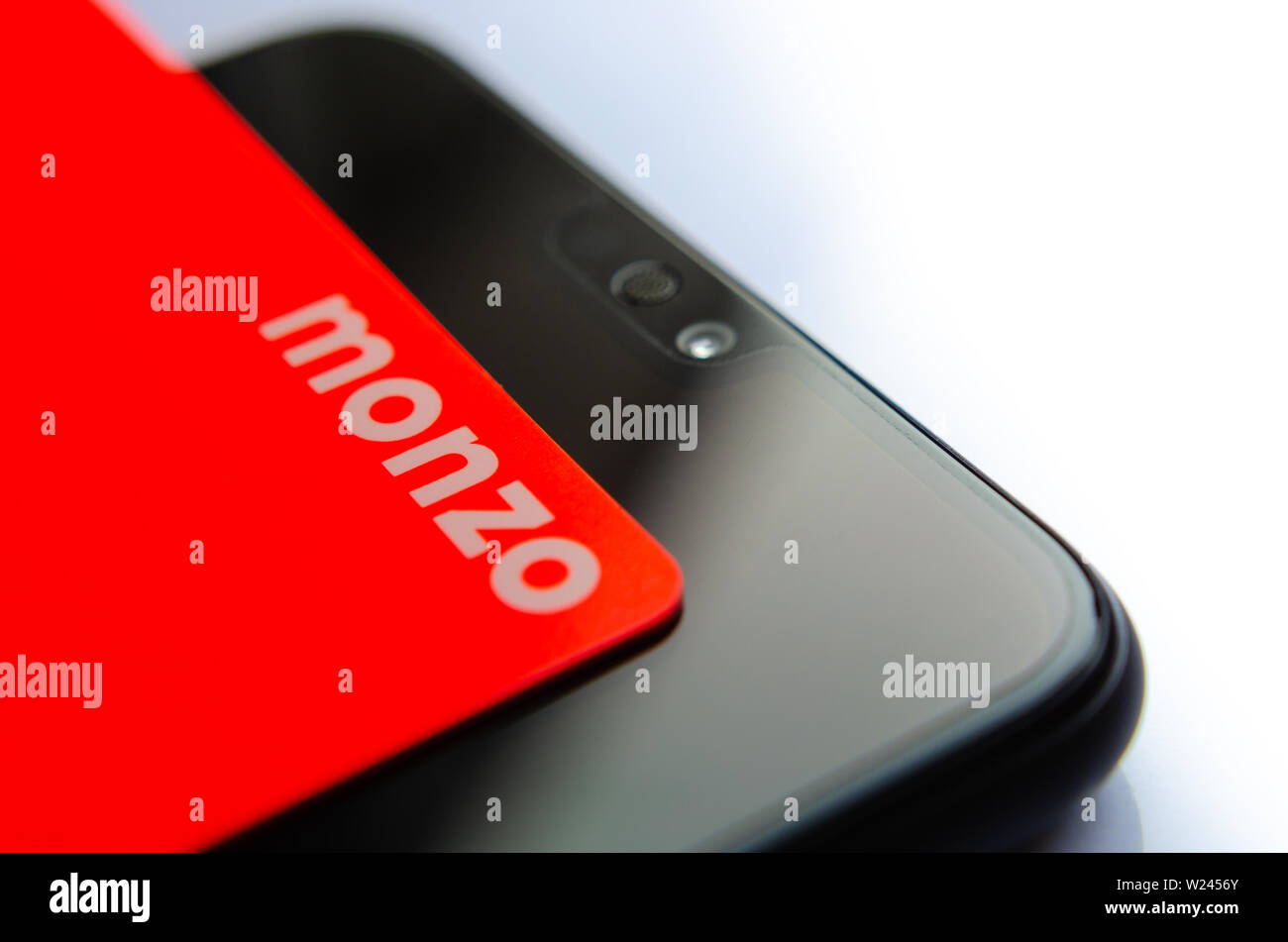 Carte bancaire sur Monzo haut de smartphone. Macro photo. Banque D'Images