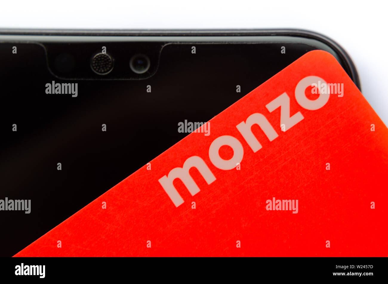 Carte bancaire sur Monzo haut de smartphone. Macro photo. Banque D'Images