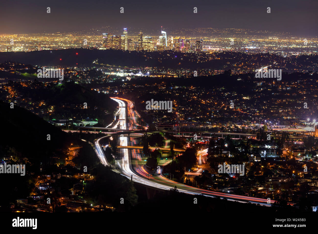 La circulation dans le centre-ville de Los Angeles, Californie dans la nuit Banque D'Images