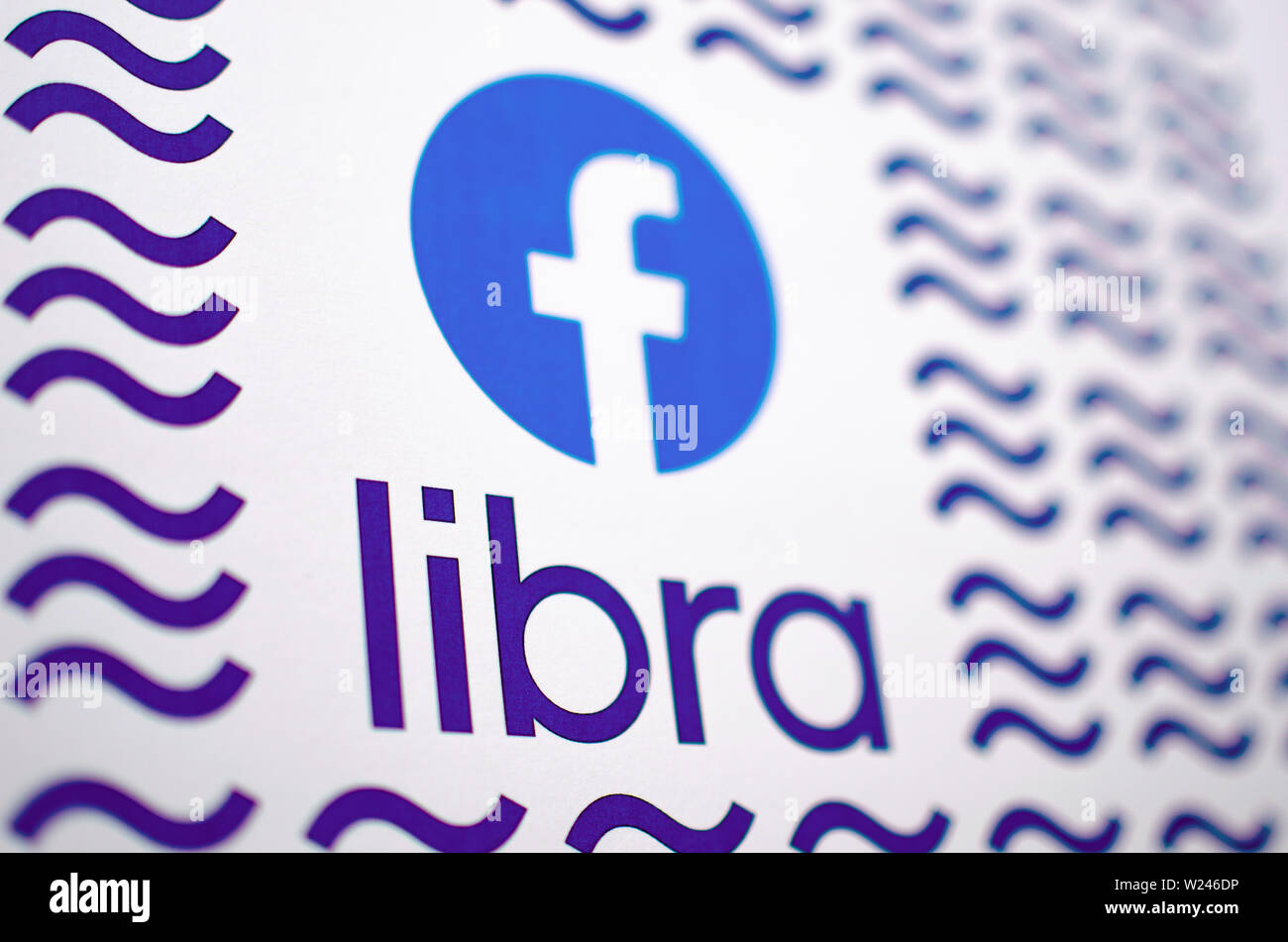 Facebook logo balance sur une brochure imprimée. Près des photos avec une faible profondeur de champ. Banque D'Images