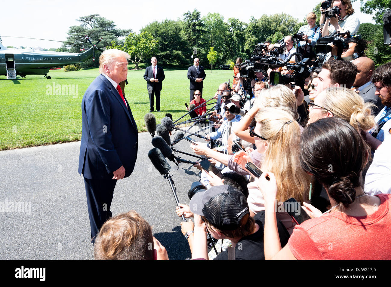 Le président Donald Trump près de la pelouse Sud de la Maison Blanche s'adressant aux journalistes qu'il est sur le point de partir pour le week-end, à Washington, DC. Banque D'Images