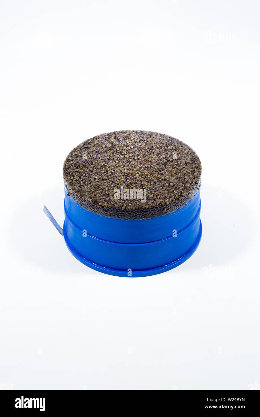 Caviar exquis sur un fond blanc dans un pot. Banque D'Images
