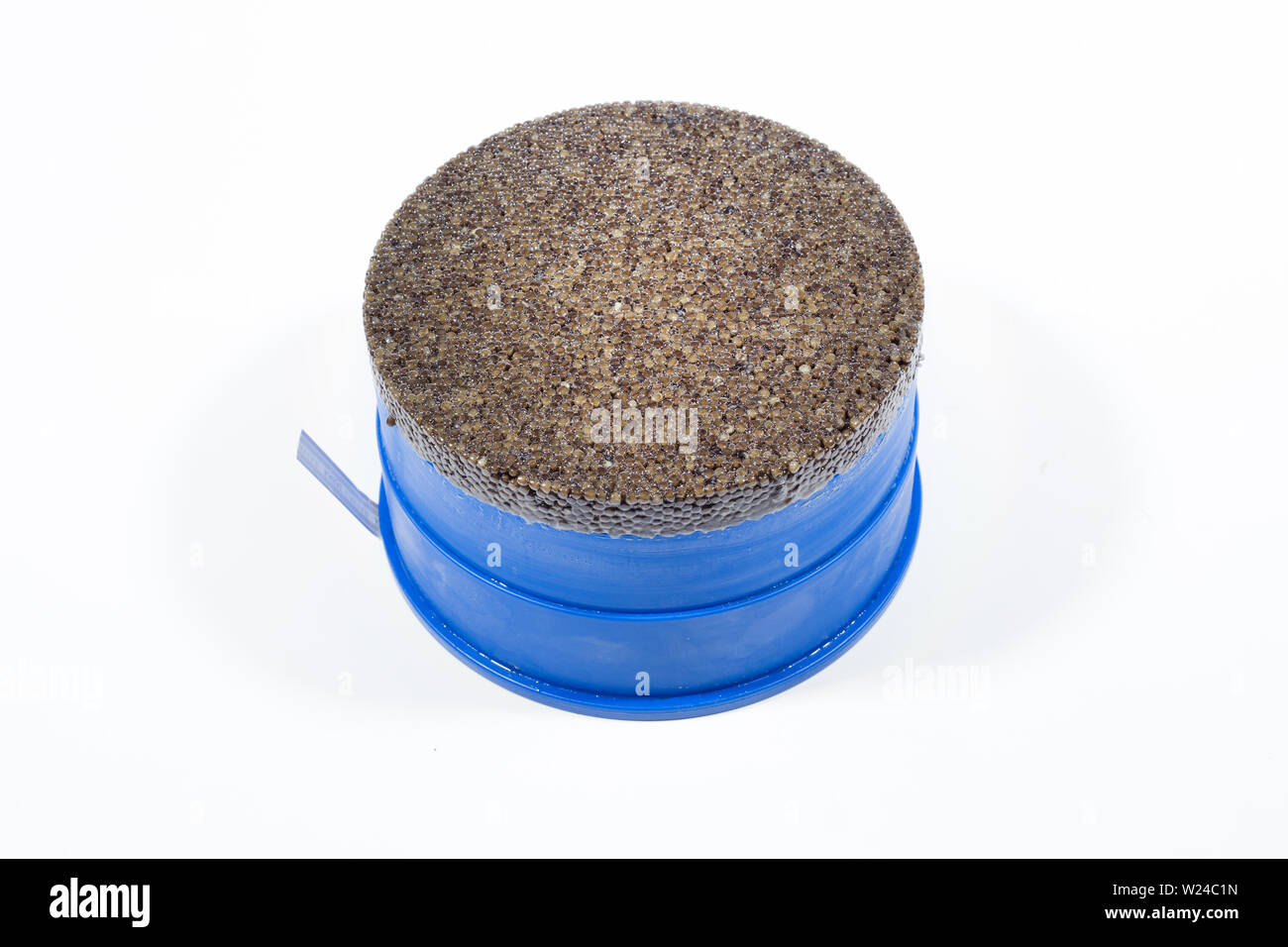 Caviar exquis sur un fond blanc dans un pot. Banque D'Images Caviar exquis sur un fond blanc dans un pot. Banque D'Images