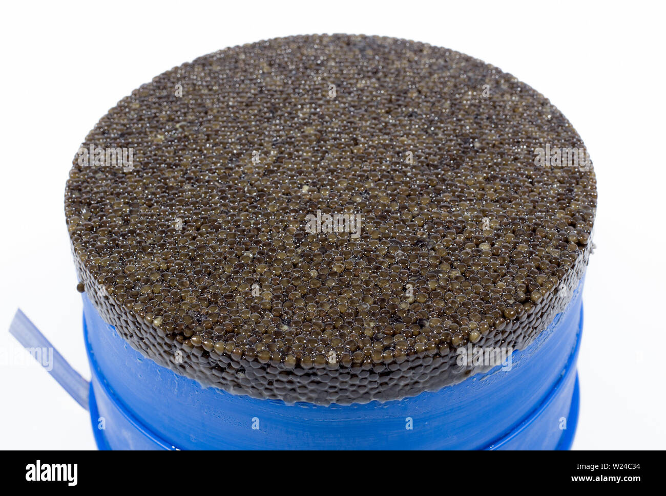 Caviar exquis sur un fond blanc dans un pot. Banque D'Images