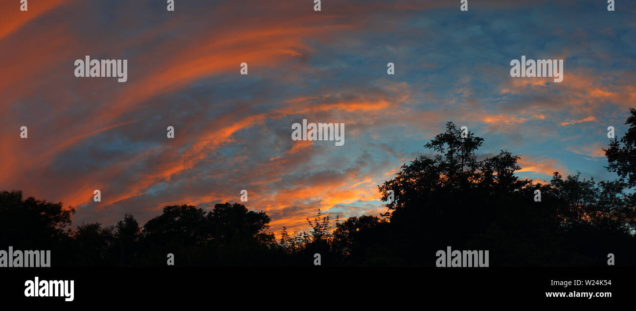 Ciel rouge le soir nuages orange ciel bleu soir Paysage tourné à Surrey en Angleterre Banque D'Images
