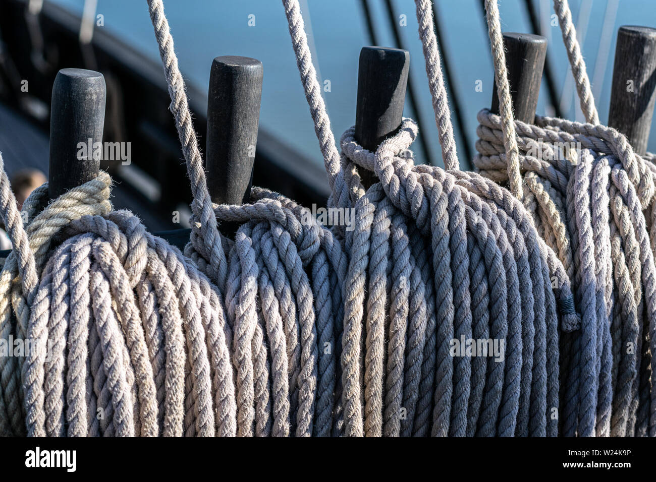 Cordes maritimes à bord d'un voilier. Banque D'Images
