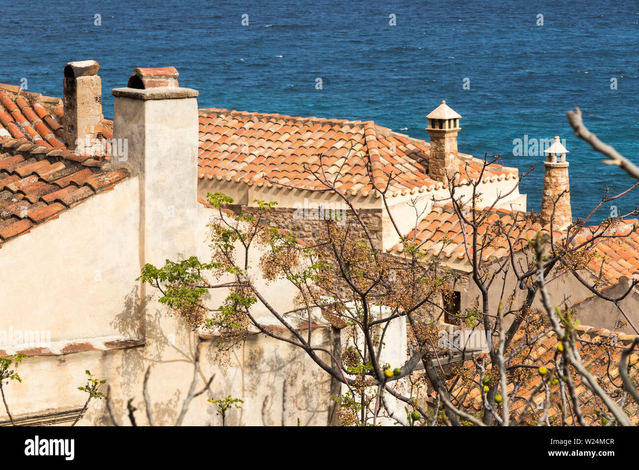 Monemvasia, Grèce. Vue aérienne de la vieille ville de Monemvasia depuis le haut du plateau Banque D'Images