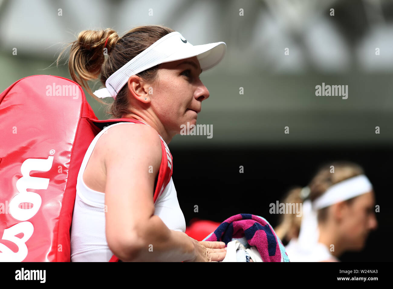 Wimbledon, Londres, Royaume-Uni. 05 juillet, 2019. 5 juillet 2019, le All England Lawn Tennis et croquet Club, Wimbledon, Angleterre, Tournoi de tennis de Wimbledon, jour 5 ; : Simona (ROM) marche off Centre court comme elle gagne son match contre Victoria Azarenka (BLR) : Action de Crédit Plus Sport Images/Alamy Live News Banque D'Images