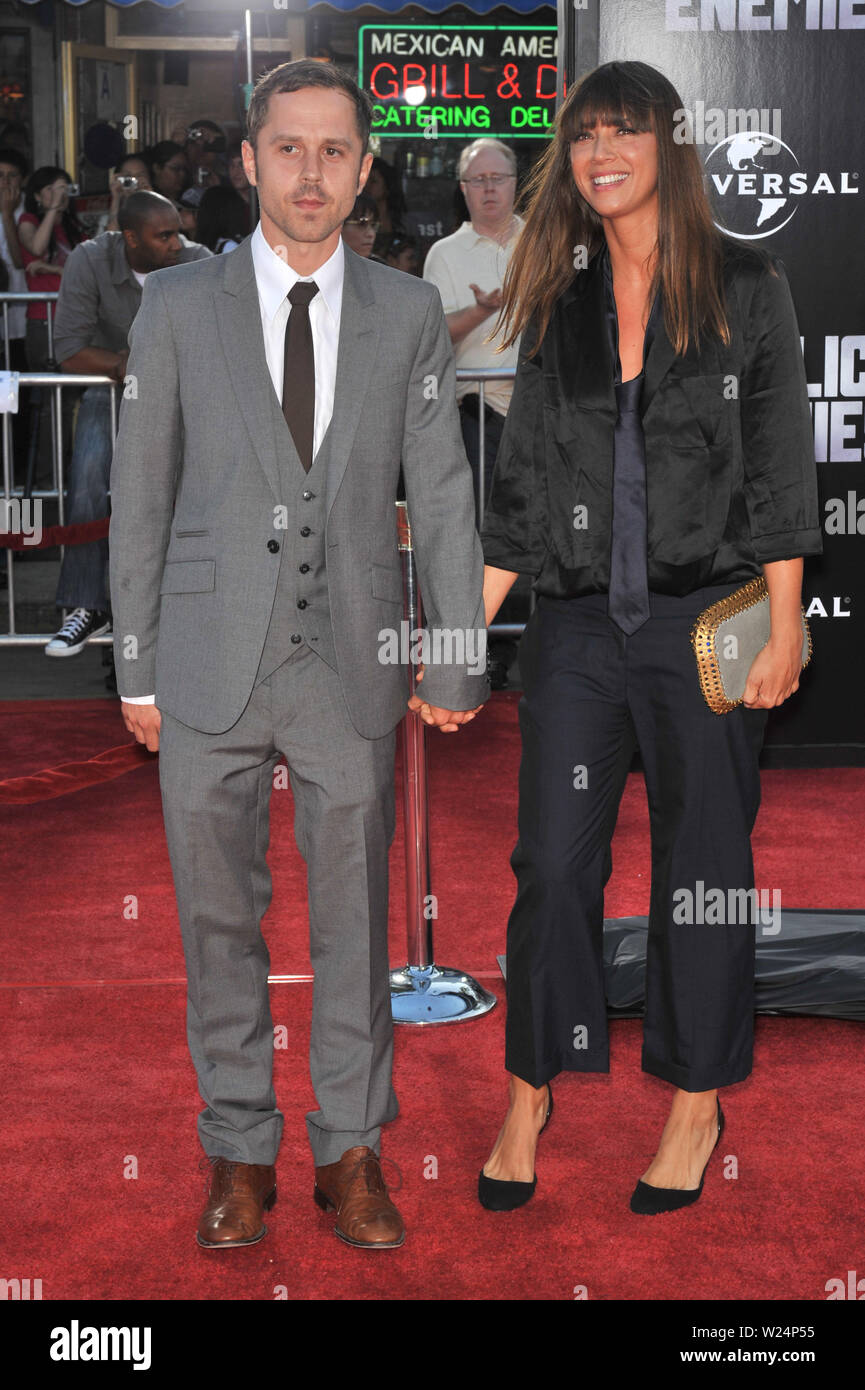 LOS ANGELES, CA. 23 juin 2009 : Giovanni Ribisi et date au Los Angeles première de son nouveau film 'Public Enemies' au Mann Village Theatre, Westwood. © 2009 Paul Smith / Featureflash Banque D'Images