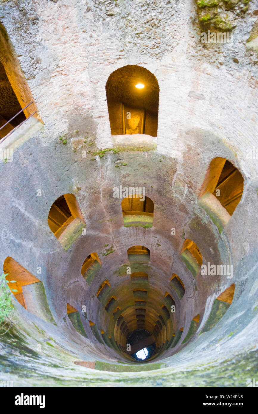 Le Pozzo di San Patrizio (Anglais : Saint Patrick's Well) est un bien historique (16ème siècle) à Orvieto, Ombrie, Italie centrale. Banque D'Images