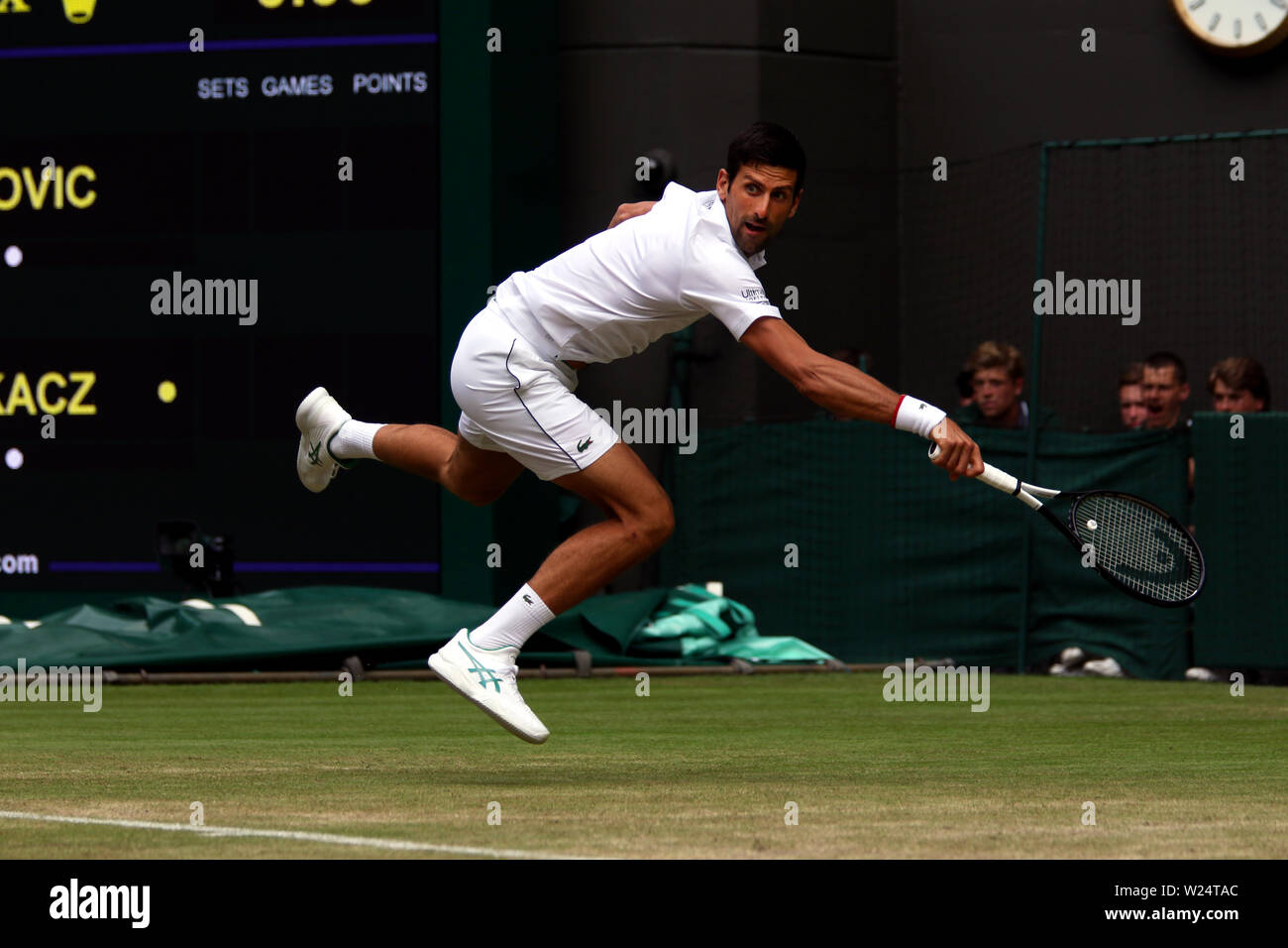 Londres, Royaume-Uni. 05 juillet, 2019. Wimbledon, 5 juillet 2019 - Novak Djokovic lors de son deuxième tour contre Hubert Hurkacz de Pologne aujourd'hui à Wimbledon. Crédit : Adam Stoltman/Alamy Live News Banque D'Images