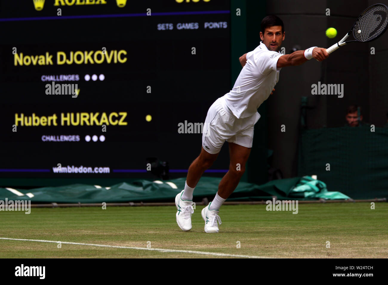 Londres, Royaume-Uni. 05 juillet, 2019. Wimbledon, 5 juillet 2019 - Novak Djokovic lors de son deuxième tour contre Hubert Hurkacz de Pologne aujourd'hui à Wimbledon. Crédit : Adam Stoltman/Alamy Live News Banque D'Images