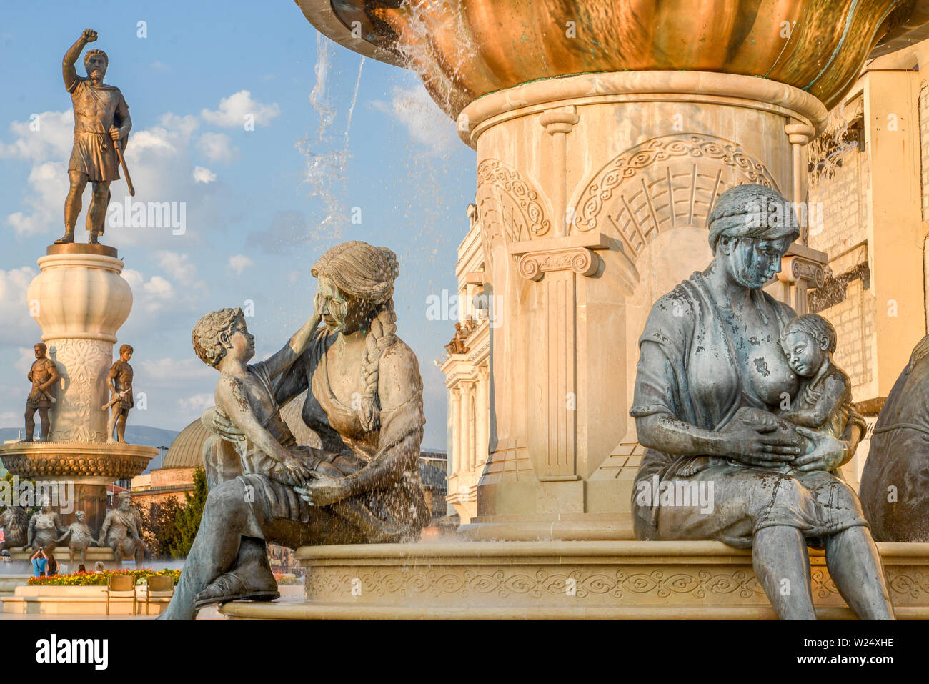 SKOPJE, Macédoine DU NORD/Août 22 2018 : statues et fontaines représentant la vie d'Alexandre le Grand, y compris sa mère et de Philippe II, son fath Banque D'Images