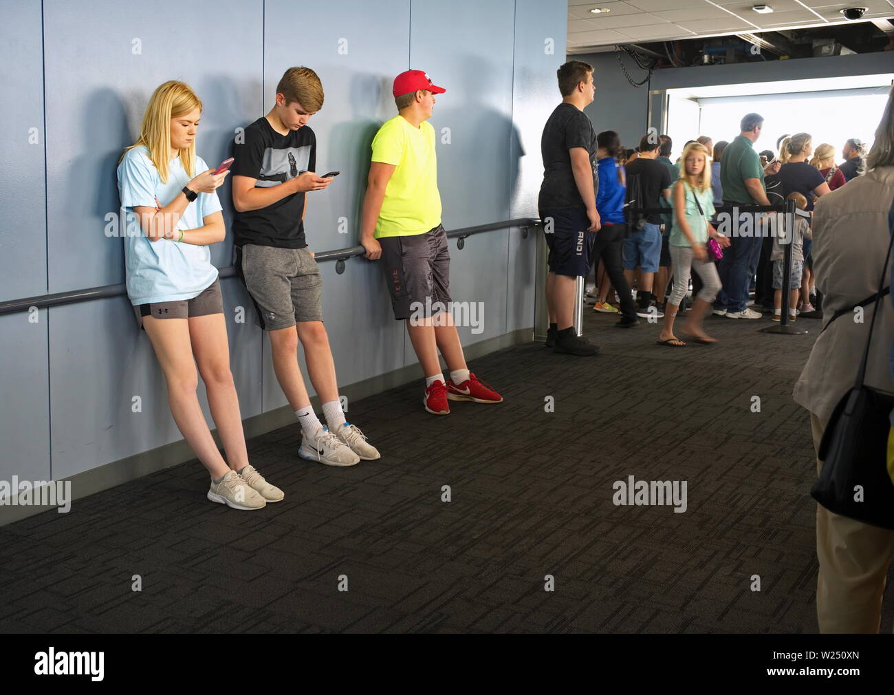 La Willis Tower, Chicago, IL USA. Aug 2018. En général, les adolescents collés sur leur cellulaire en attendant de se rendre à l'Skydeck. Banque D'Images