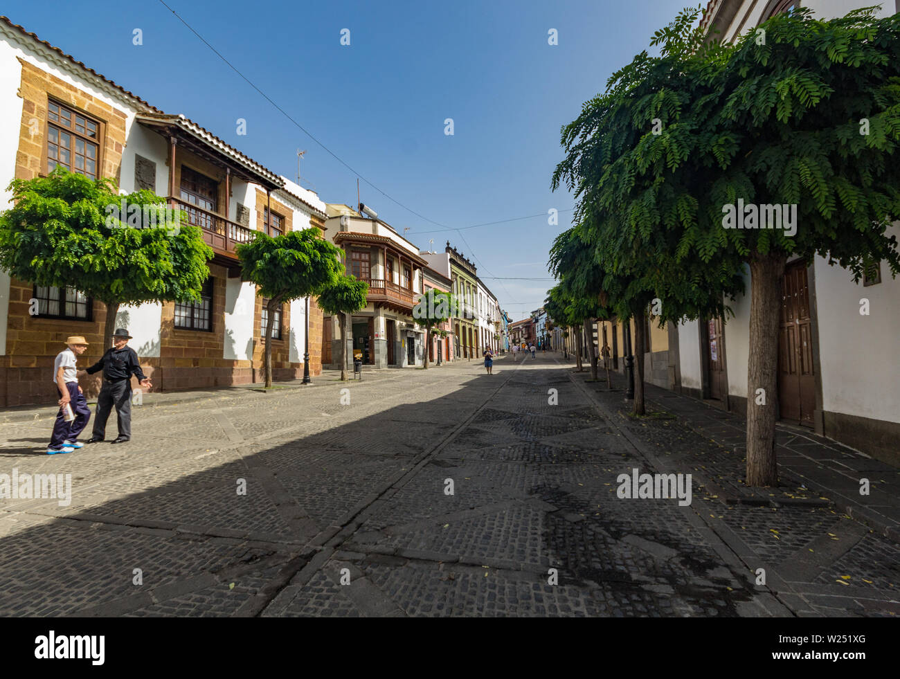 TEROR, Gran Canaria, Espagne - 21 septembre 2015 : Avis de très confortables, dans le centre historique. Maisons anciennes, de temps menaçant , les touristes et les habitants Banque D'Images