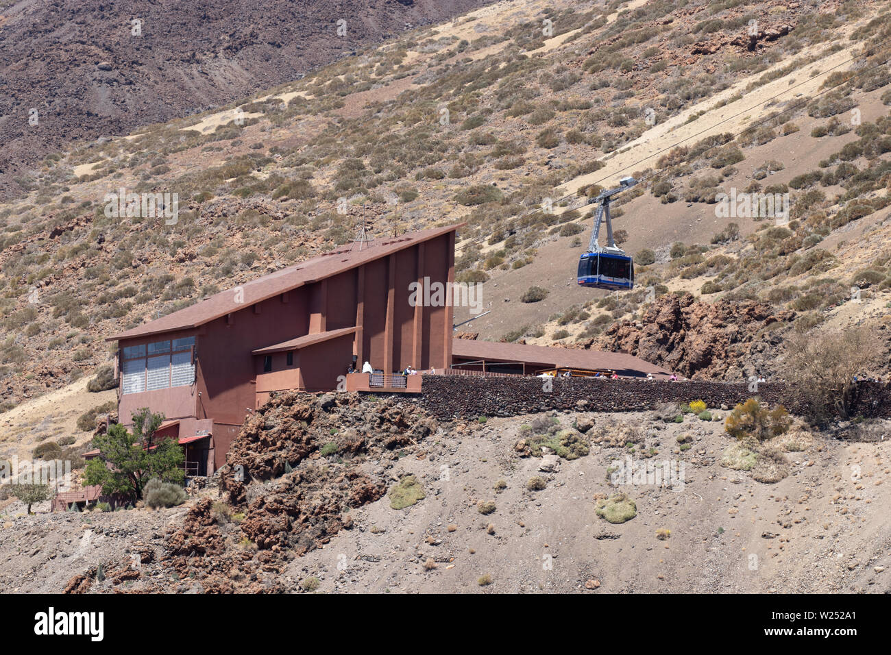 Station du téléphérique au pied du volcan du Teide. Cabine bleu commence à monter vers le haut. Parc National du Teide, Tenerife, Canaries. Banque D'Images