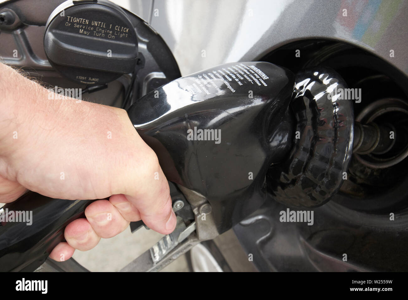 L'homme remplit sa voiture avec l'essence ordinaire à partir de la pompe à Jacksonville en Floride USA Banque D'Images