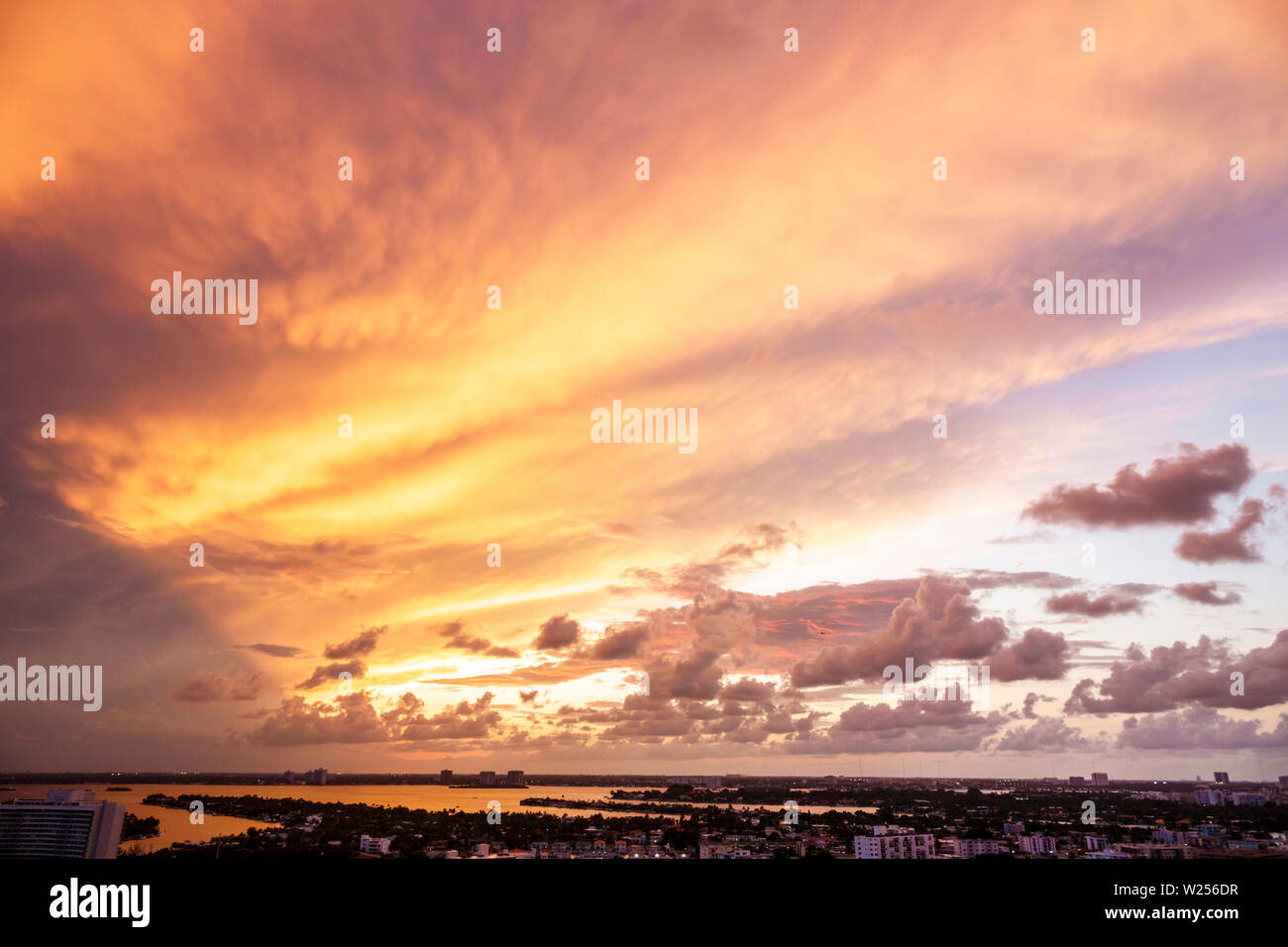 Miami Beach Florida, North Beach, coucher de soleil coucher de soleil nuages ciel, Biscayne Bay, ambre, FL190531002 Banque D'Images