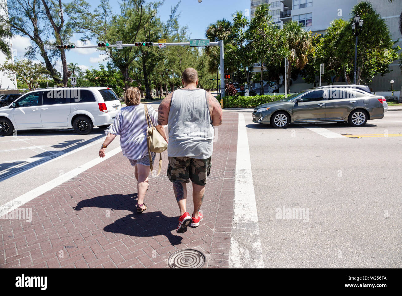 Miami Beach Florida, surpoids obésité gras lourd plunder pourri, graisse, couple, adultes homme hommes hommes, femme femme femme femme femme, piédestr Banque D'Images