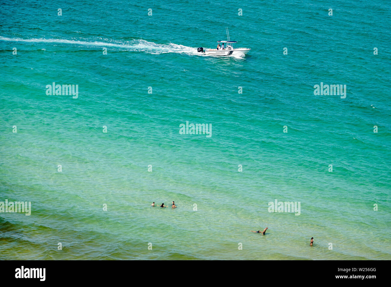 Miami Beach Florida,North Beach,Océan Atlantique,Ocean Rescue boat,nageurs,Shore,FL190615002 Banque D'Images