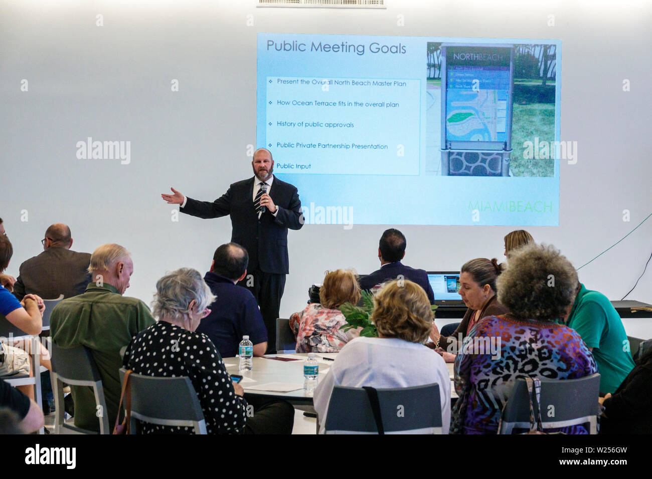 Miami Beach Florida,North Beach,North Shore Community Centre centre,réunion,conférencier,public membres à l'écoute, quartier impromptus Banque D'Images