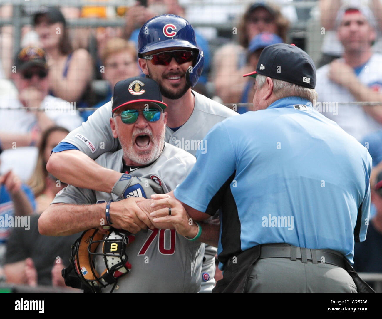 Pittsburgh, Pennsylvanie, USA. 4 juillet, 2019. Chicago Cubs de troisième but Kris Bryant (17) et juge-arbitre Joe West (22) ont pour retenir les Chicago Cubs manager Joe Maddon (70) de se rendre à Pittsburgh Pirates manager Clint Hurdle (13) après les deux gestionnaires ont échangé des mots qui suivent l'éjection par Joe Maddon ouest dans la 4ème manche de la Ligue Majeure de Baseball dans le match entre les Cubs de Chicago et les Pirates de Pittsburgh au PNC Park, à Pittsburgh, en Pennsylvanie. (Crédit photo : Nicholas T. LoVerde/Cal Sport Media) Credit : csm/Alamy Live News Banque D'Images