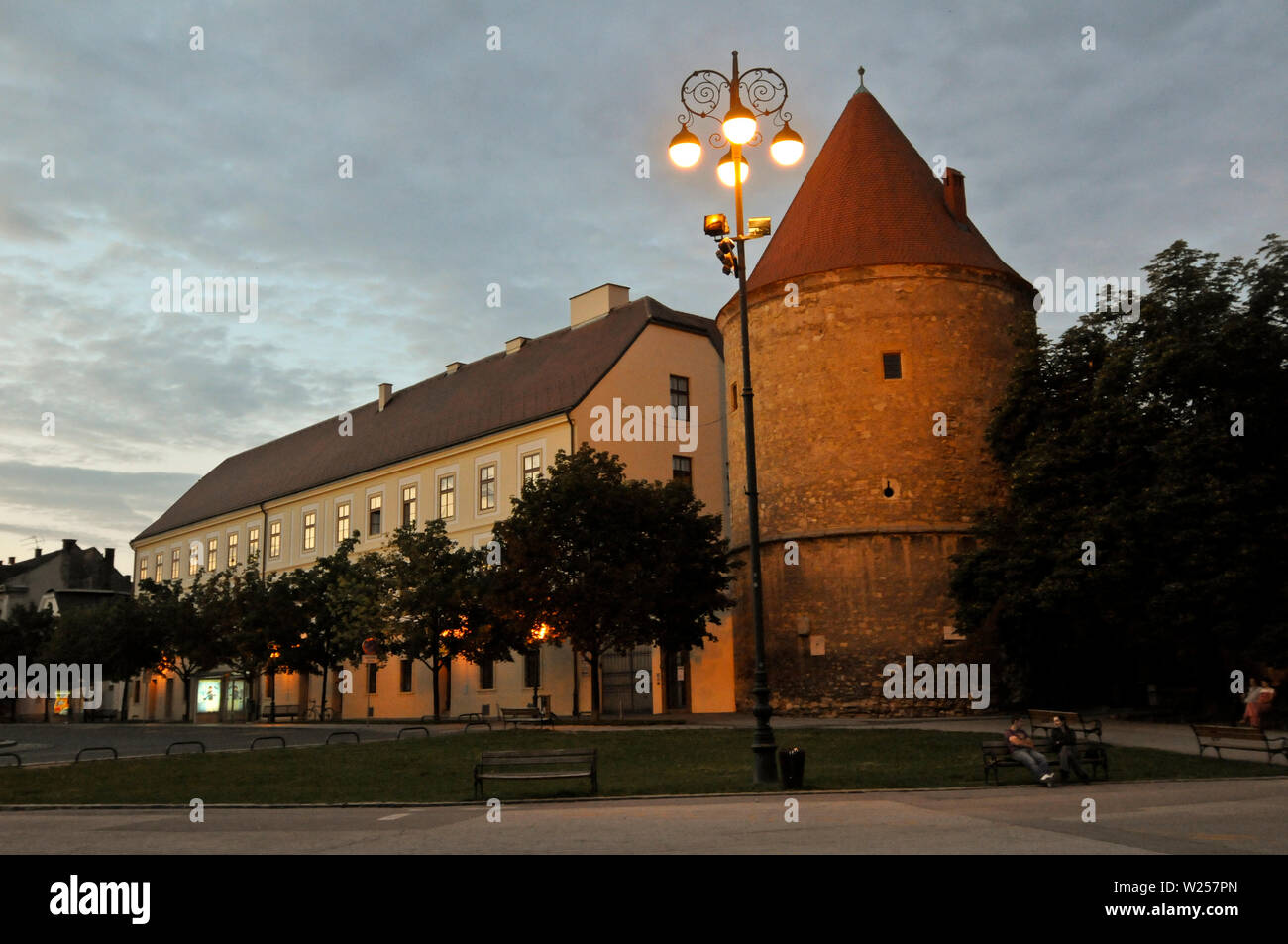 Palais de l'archevêque de Zagreb (Nadbiskupski duhovni stol) au crépuscule, Croatie Banque D'Images