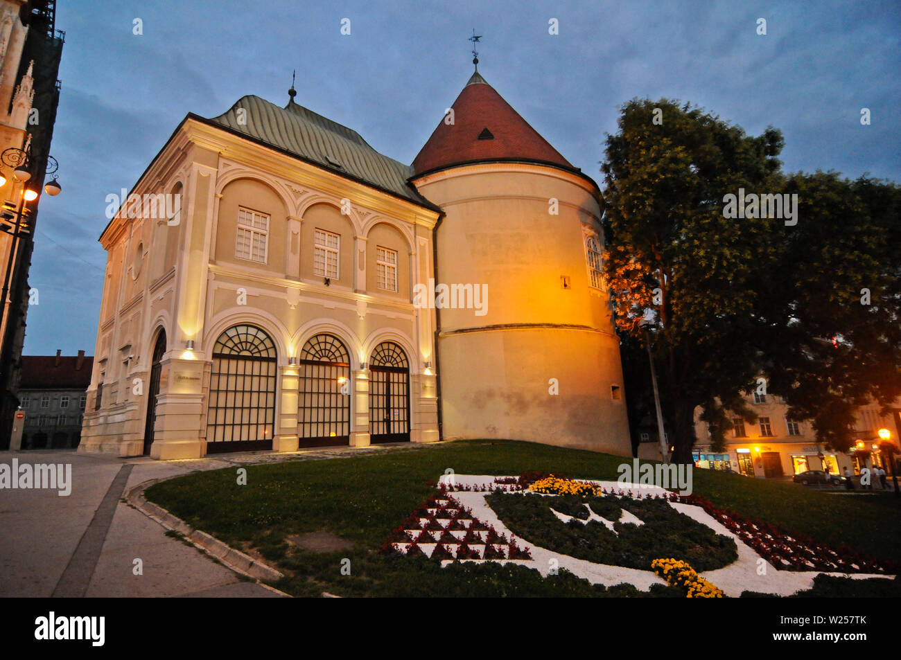 Palais de l'archevêque de Zagreb (Nadbiskupski duhovni stol) au crépuscule, Croatie Banque D'Images