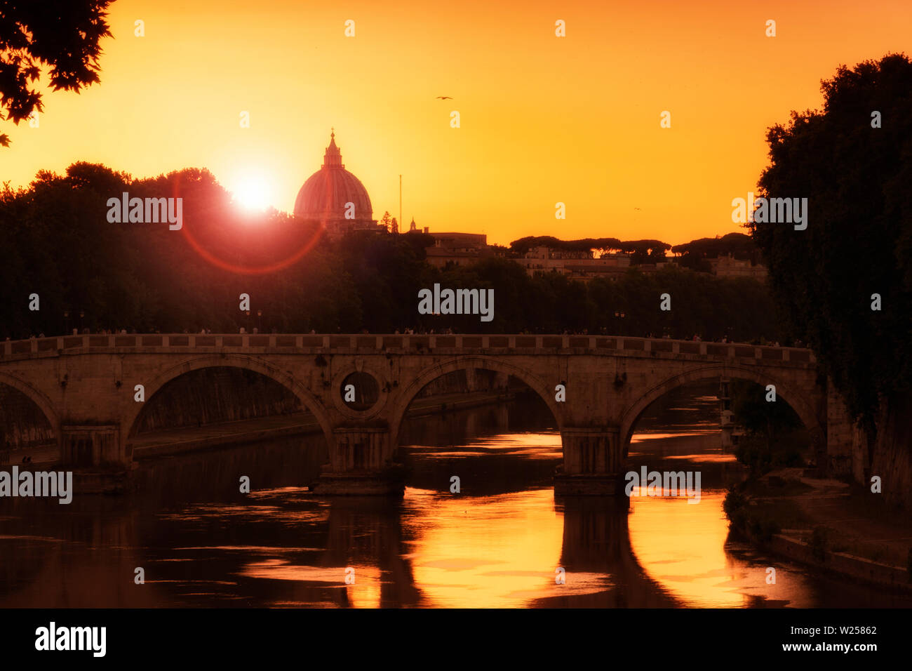 Coucher du soleil, le Tibre, Tevere, à Rome avec St Peter dome Banque D'Images