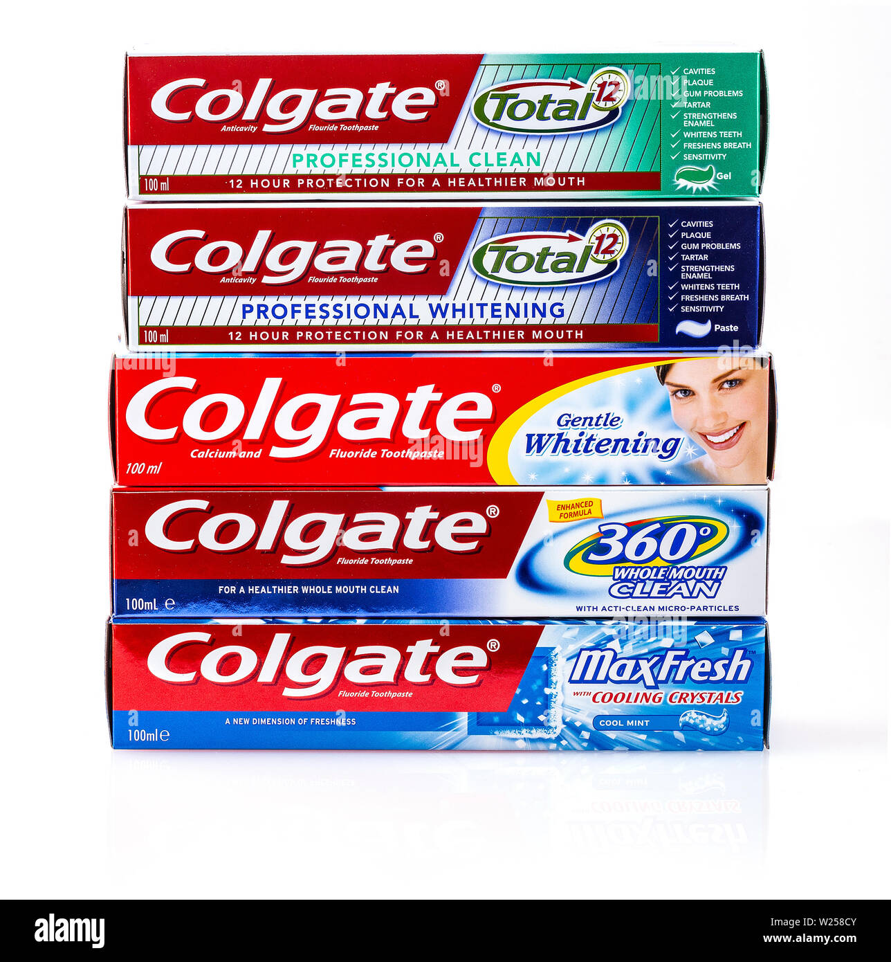 Kamchatka, Russie - 13 mai 2019 : Ensemble de dentifrice Colgate sur blanc.Colgate est une marque de dentifrice produit par Colgate-Palmolive Banque D'Images