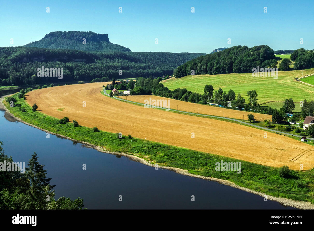 Parc national de la Suisse saxonne, montagne Lilienstein au-dessus de la vallée de l'Elbe rivière Allemagne Paysage Banque D'Images