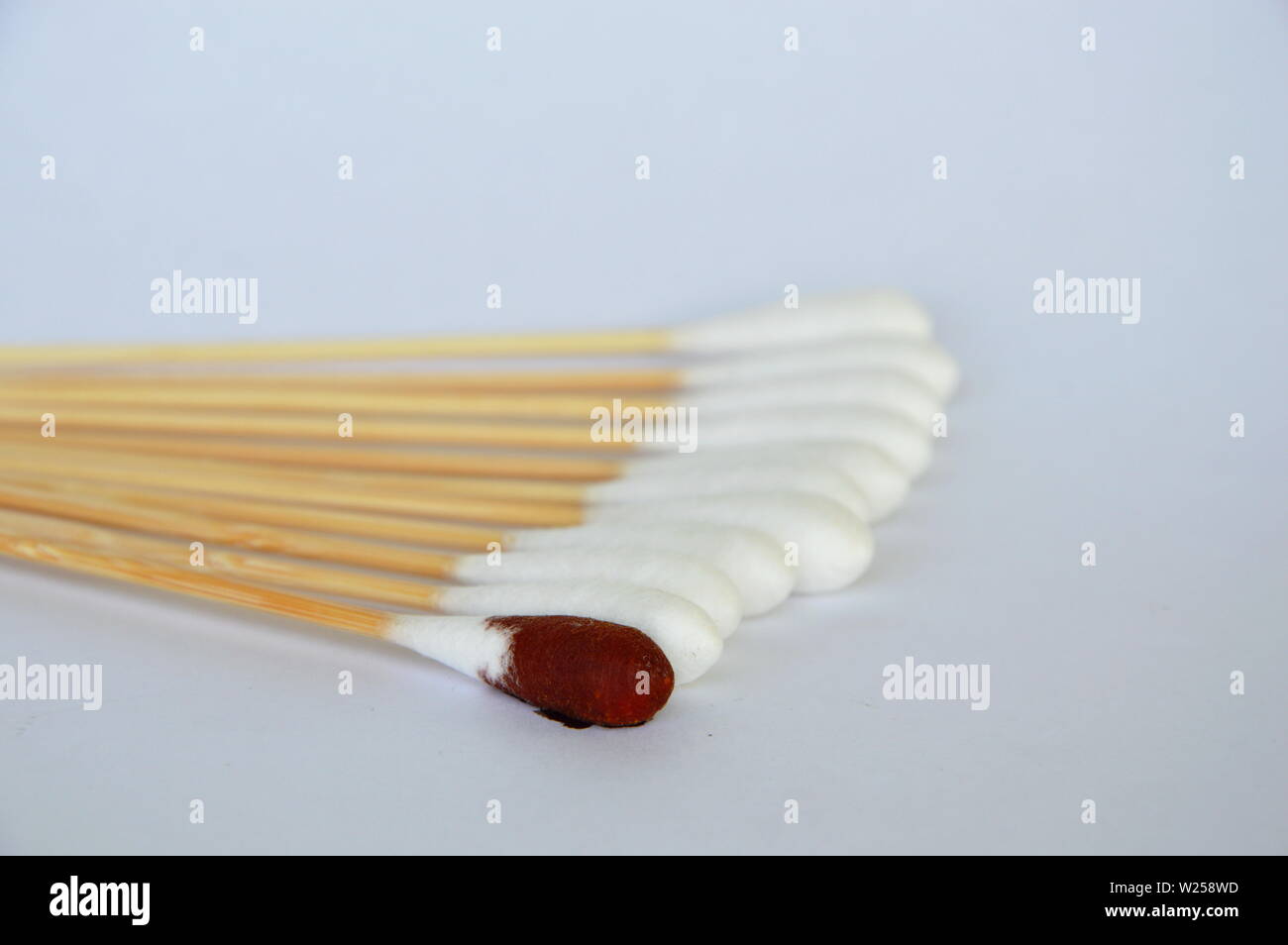 Coton-tige avec de l'iode solution sur fond blanc Photo Stock - Alamy