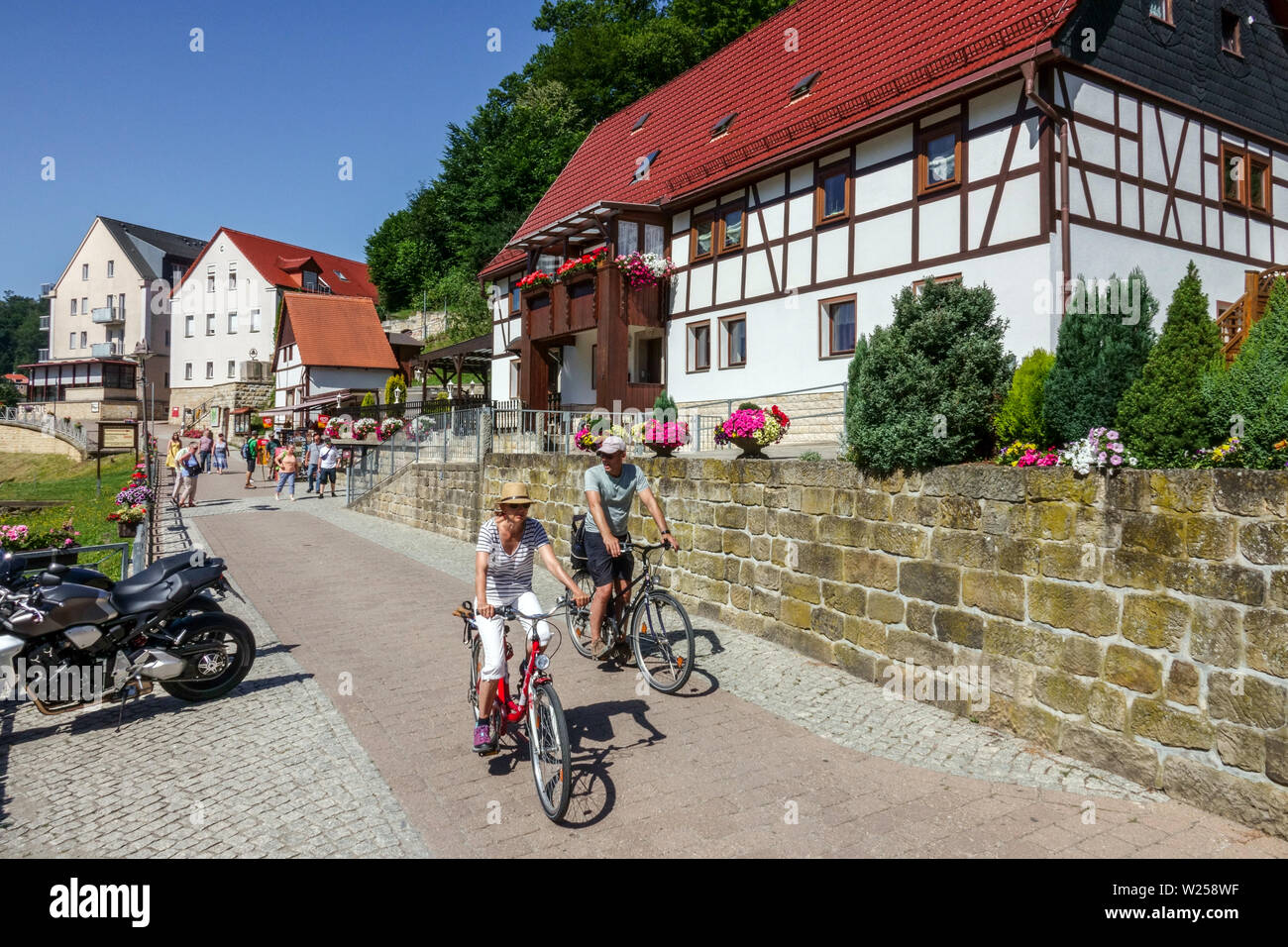 Touristes sur les vélos Kurort Rathen maisons à colombages Suisse saxonne Allemagne cyclisme Elbe Vallée bâtiments personnes vélo vélos couple motards Banque D'Images