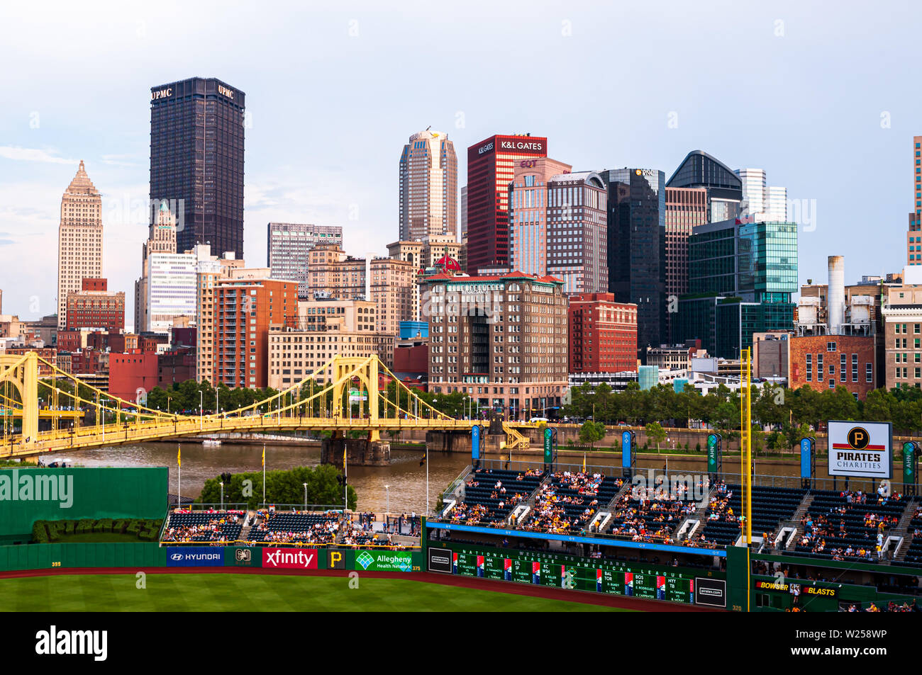 PNC Park, champ d'accueil aux Pirates jouant les Milwaukee Brewers sur une nuit d'été donnant sur le centre-ville de Pittsburgh, Pennsylvanie, USA Banque D'Images