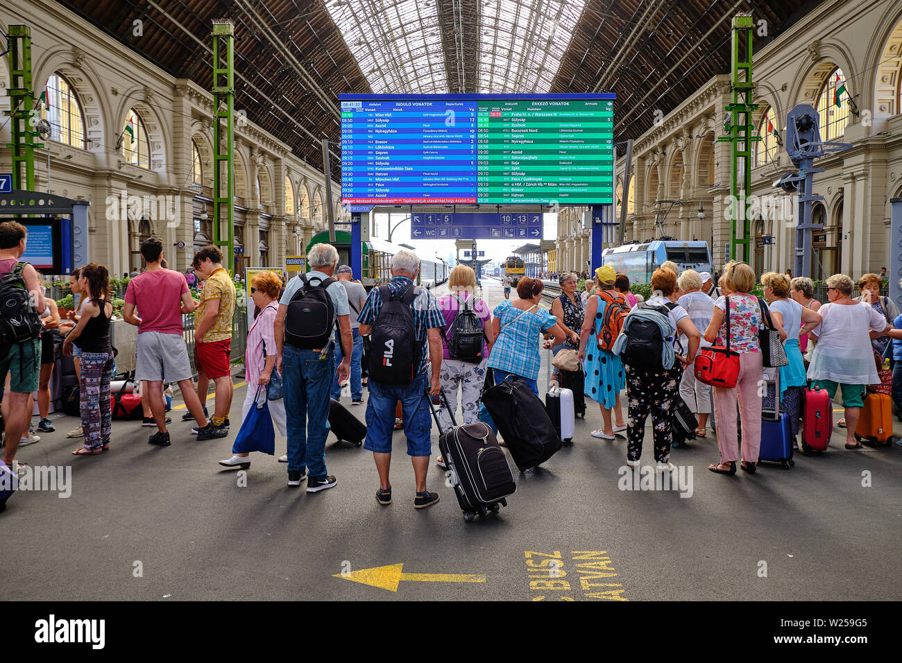 Personnes regardant l'embarquement à la gare Keleti de Budapest Banque D'Images