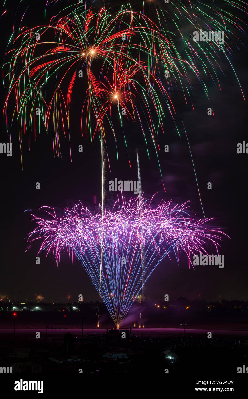 Peinture d'artifice le ciel au-dessus de Los Alamitos Army Airfield au cours de la 4ème de juillet Fireworks Extravaganza à base d'entraînement de forces interarmées, Los Alamitos, Californie, le 4 juillet 2019. Le spectacle annuel est organisé sur la base de partenariat avec les villes de Los Alamitos et Seal Beach. (U.S. Photo de la Garde nationale aérienne Aviateur Senior Housman Crystal) Banque D'Images