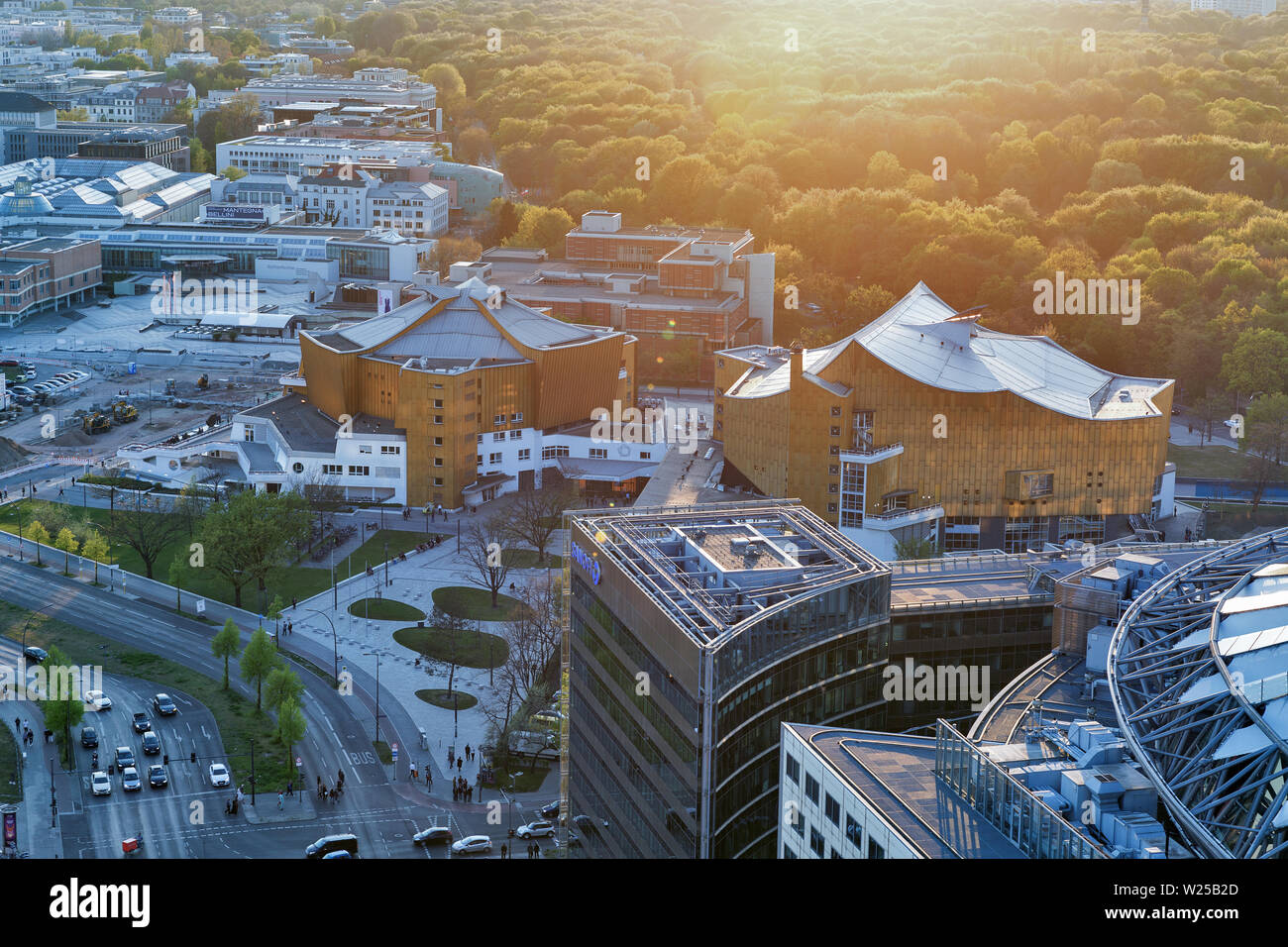 BERLIN, ALLEMAGNE - 19 avril 2019 : soirée aerial cityscape avec Sony Center et la Potsdamer Strasse. Berlin est la capitale et la plus grande ville d'Allemagne b Banque D'Images