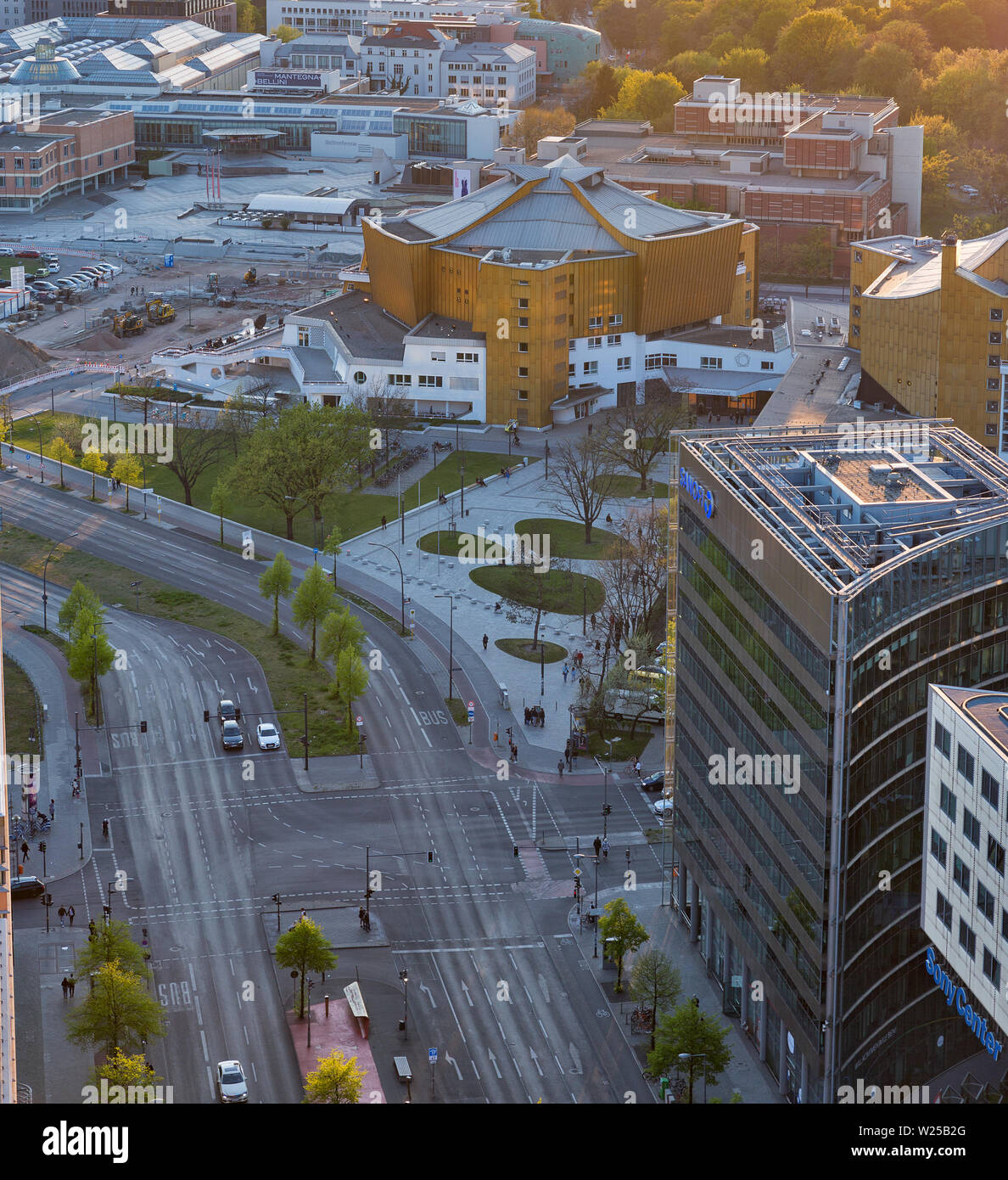 BERLIN, ALLEMAGNE - 19 avril 2019 : soirée aerial cityscape with Potsdamer Strasse. et Sanofi immeuble de bureaux. Berlin est la capitale et la plus grande ville Banque D'Images