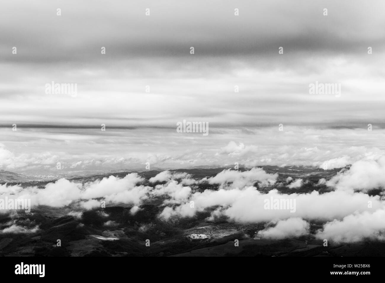 Vue de dessus de la vallée de l'Ombrie, avec au-dessus et au-dessous de cloudscape Banque D'Images