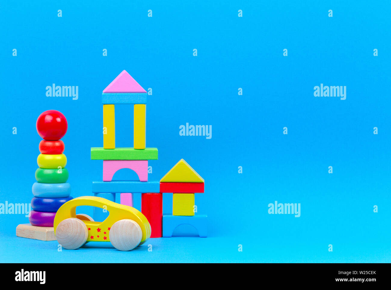 Jouet Enfant Bebe Arriere Plan Petit Train En Bois Anneaux D Empilage De Bebe Pyramide Et Blocs Colores Sur Fond Bleu Photo Stock Alamy