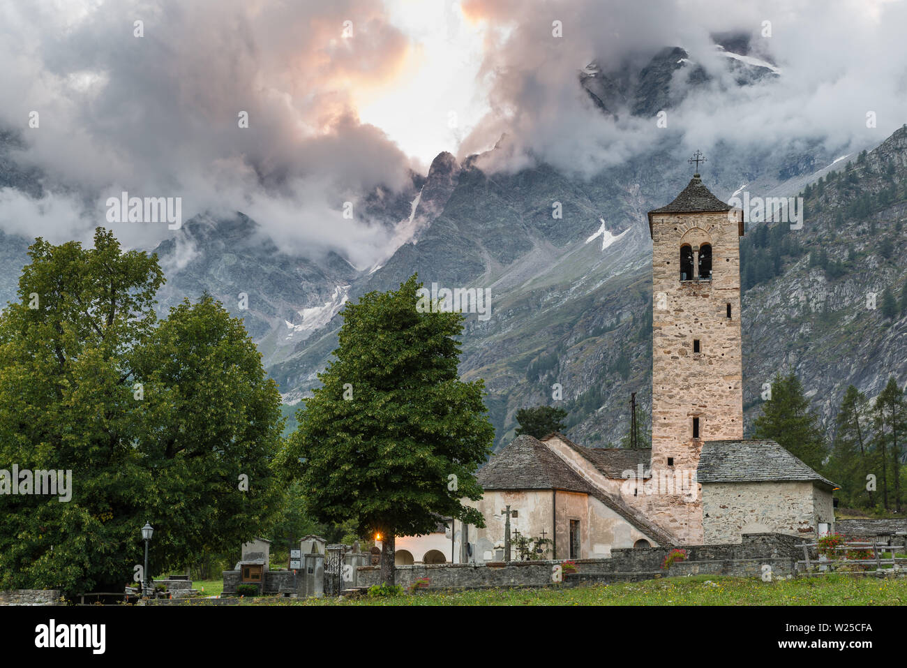 Vieille église de montagne au coucher du soleil. Macugnaga, Alpes Italiennes Banque D'Images