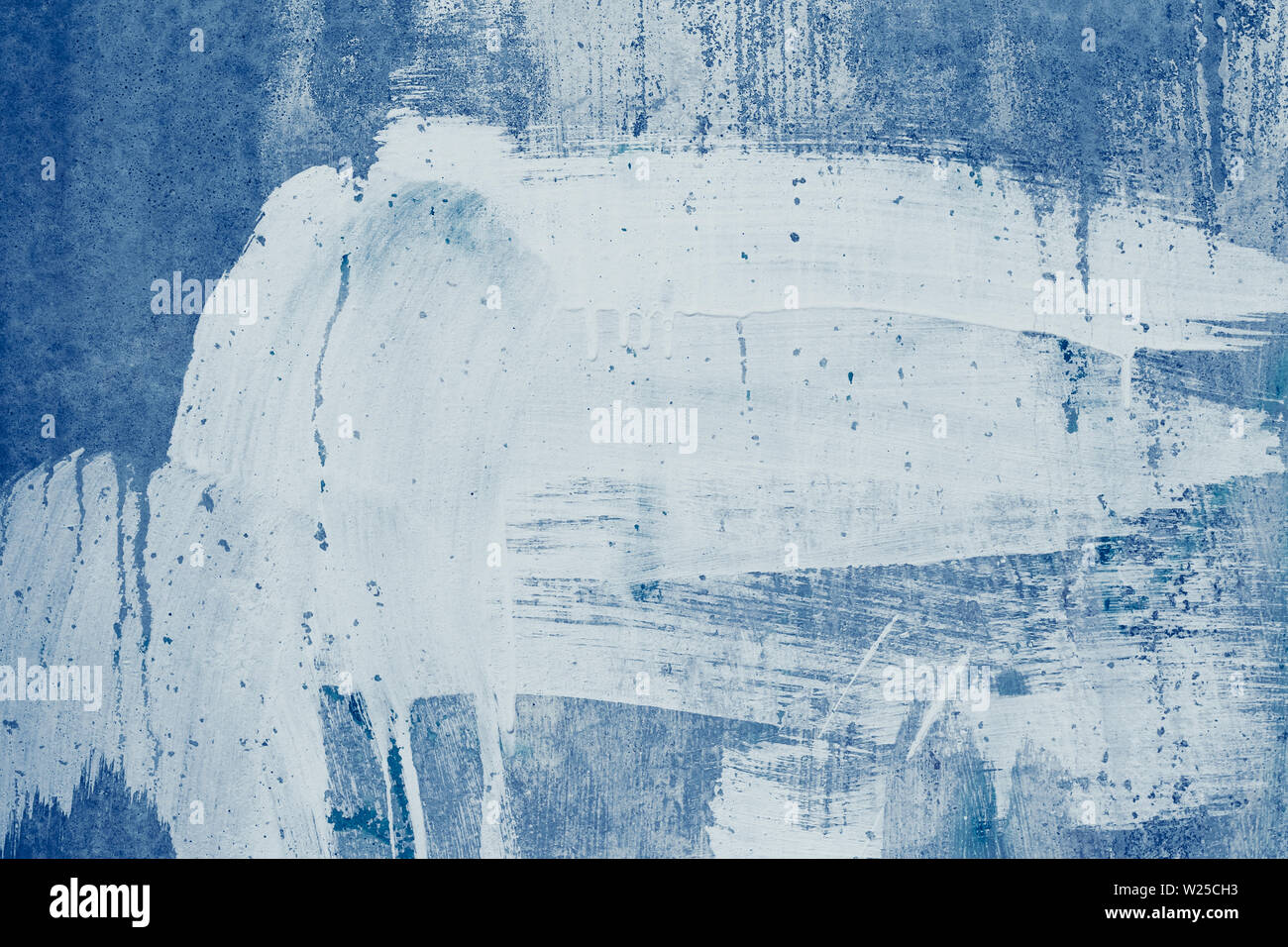 Enduit blanc taches de peinture sur le mur bleu. Les gouttes de peinture blanche sur la toile bleue. Abstract pattern de stuc blanc tacheté. Béton sale peint Banque D'Images