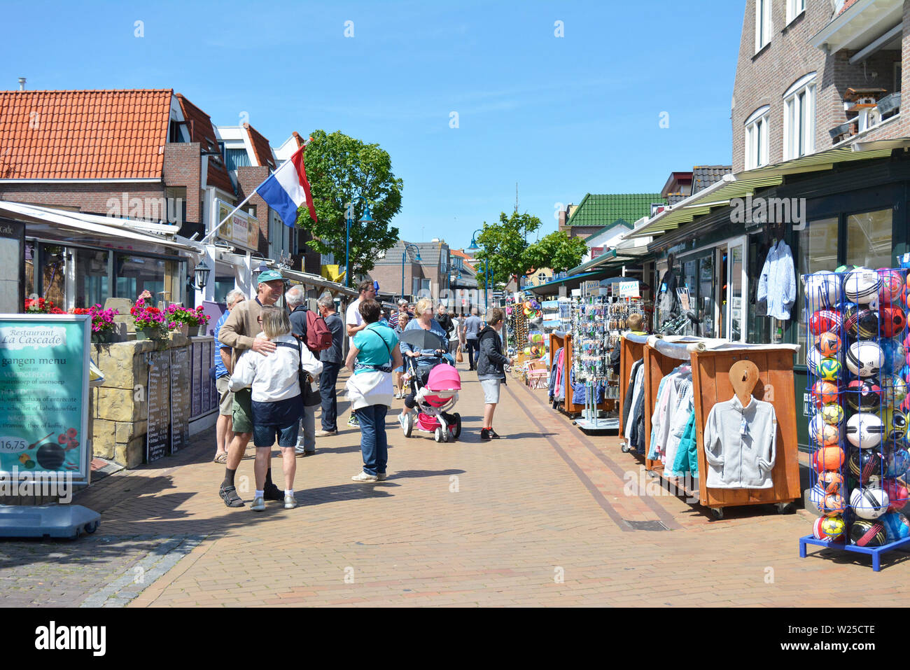 De Koog, Pays-Bas populaires centre-ville avec de petits magasins touristiques en De Koog, sur l'île Texel aux Pays-Bas avec des gens shopping Banque D'Images