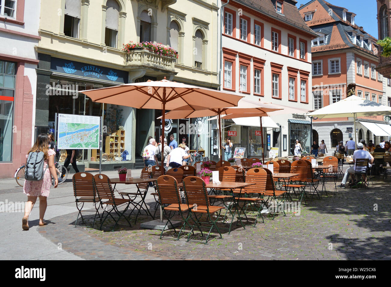 Heidelberg, Allemagne - Juin 2019 : Outdoor Cafe à marketsquare dans le vieux centre-ville sur une journée ensoleillée Banque D'Images