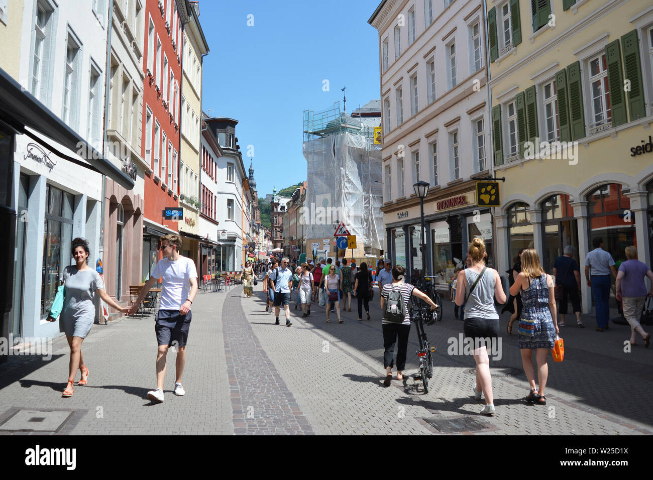 Heidelberg, Allemagne - Juin 2019 : les gens marcher dans la rue principale commerçante aux beaux jours d'été Banque D'Images
