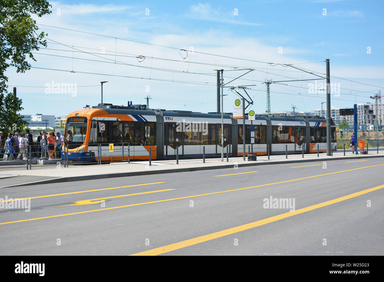 Full lenght de Rhein Neckar région numéro 5 du tramway à la gare principale de temporaire au cours de street constractions avec les gens, Heidelberg, Allemagne Banque D'Images